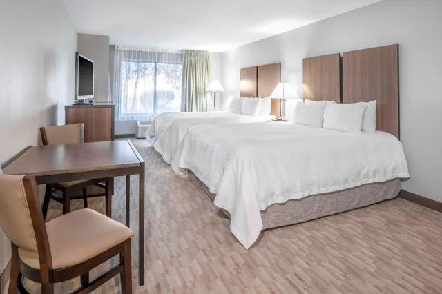 غرفة قياسية بسريرين كوين بإطلالة على النهر، Riverview Inn & Suites, Ascend Hotel Collection 3/8