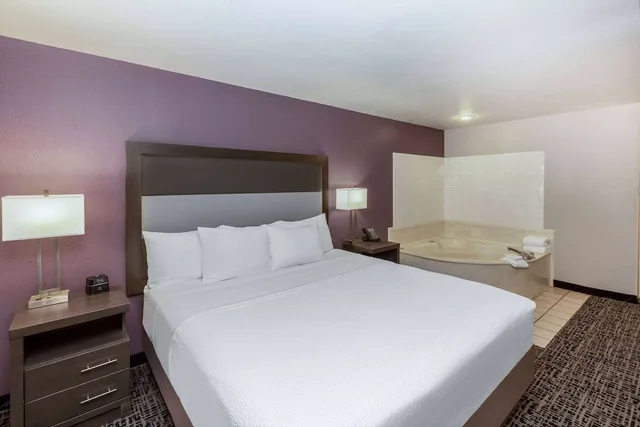 Room, King Bed, Jetted Tub, La Quinta Inn & Suites by Wyndham Rockwall 3/9