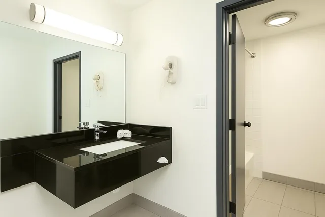 غرفة بسرير مزدوج بشرفة، Oyster Bay Inn & Suites 4/5