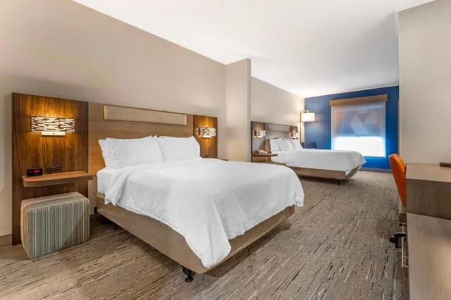 غرفة بسريرين كوين لذوي الإعاقة، Holiday Inn Express Breezewood 2/3