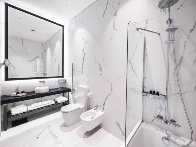 جناح جونيور، Hotel Pacai 7/9