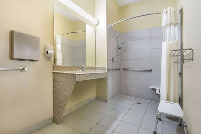 غرفة بسرير كينج لذوي الإعاقة، Days Inn By Wyndham Baytown East 8/8