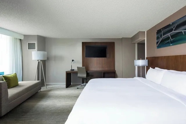 غرفة ركنية بسرير كينج بشرفة، Falls Church Marriott Fairview Park 2/4