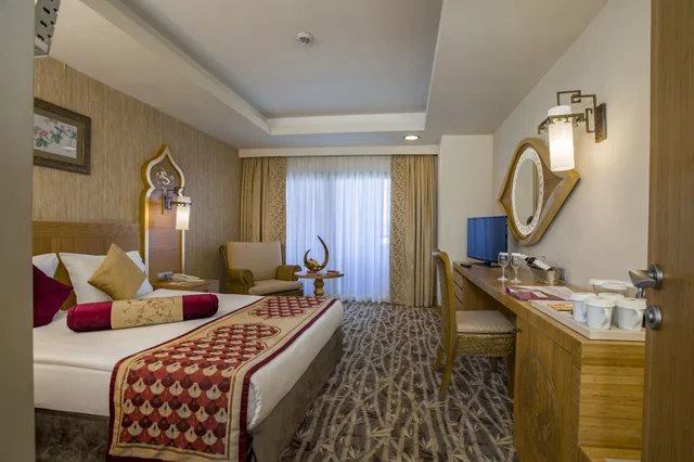 غرفة عائلية بسرير كوين وسريرين منفصلين بإطلالة جزئية على البحر، Royal Dragon Hotel 2/4