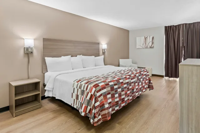 غرفة سوبيريور بسرير كينج، Red Roof Inn Cambridge, OH 1/4