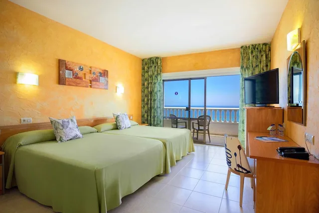 غرفة بأربعة أسرّة بإطلالة على البحر بشرفة، Hotel Servigroup La Zenia 1/10