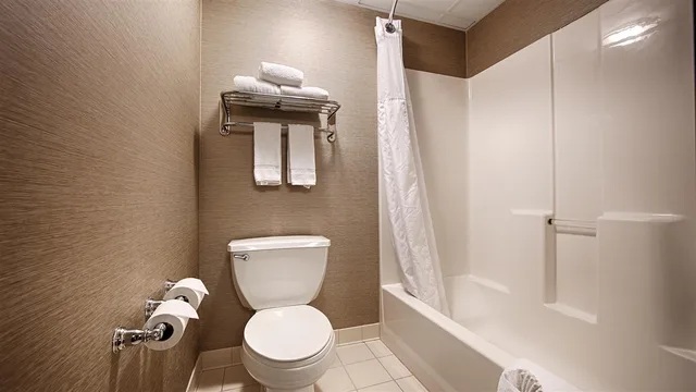 Room, King Bed, Baymont by Wyndham Brooklyn Center 2/2