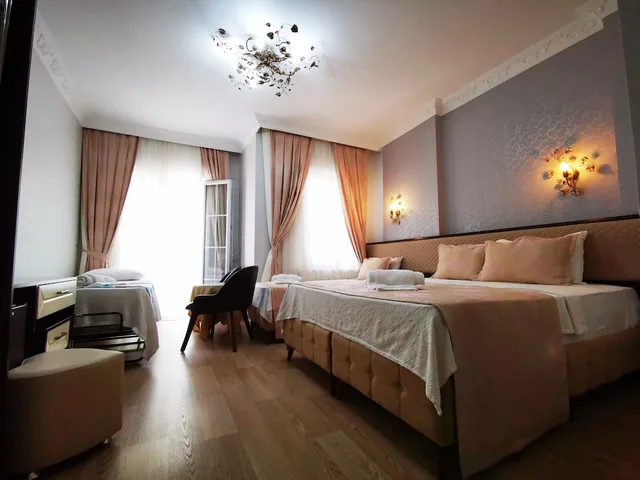 غرفة عائلية رباعية بسرير مزدوج وسريرين منفصلين، Hotel Broken Column 3/9