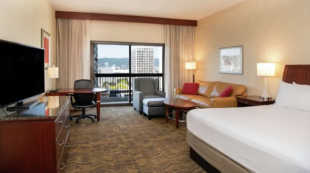 غرفة سوبيريور بسرير كينج مع أريكة، Doubletree By Hilton Hotel Portland 1/3