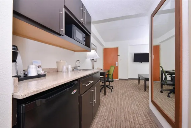 جناح بسرير كينج بغرفة نوم واحدة، Holiday Inn Express Hotel And Suites Mooresville Lake Norman 4/4