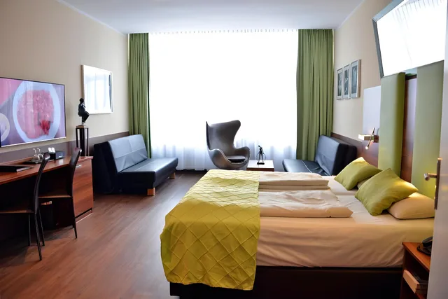 Room, Twin Beds, Arthotel Munich 2/2