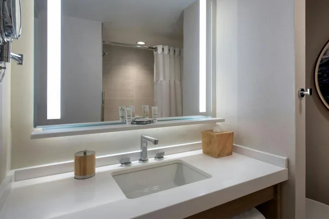 Room, King Bed, Water View, Balcony، Newport Marriott Hotel and Spa 15/16
