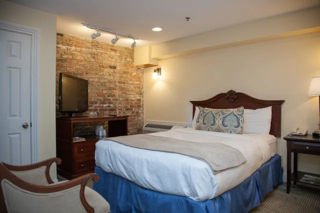 Classic, King Bed, Hotel St Pierre French Quarter 4/10