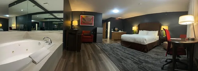 غرفة بسرير كينج بحوض جاكوزي، Alliance Hotel & Suites, a Howard Johnson by Wyndham 4/4