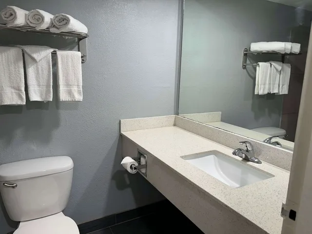 غرفة قياسية بسرير كينج، Studio6 Suites Memphis, TN – East Memphis 6/7