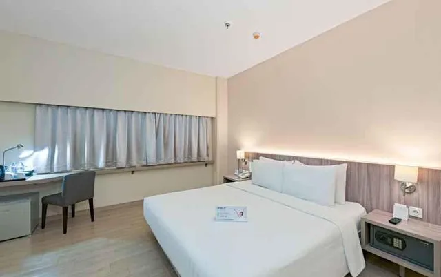 Premier, Queen Bed, Grand Whiz Megamas Manado 3/4