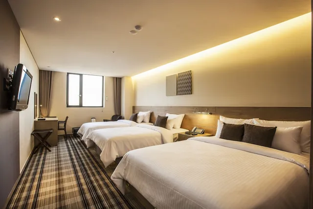 Room, Triple, Double and Twin Beds, Hamilton Hotel 1/6