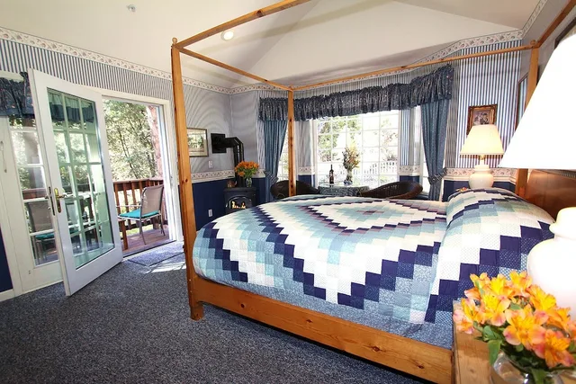 Blue, Queen Bed، McCaffrey House Bed and Breakfast Inn 1/2
