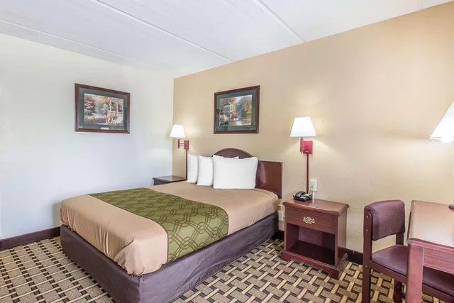 غرفة بسريرين مزدوجين، Econo Lodge Savannah Midtown 1/2