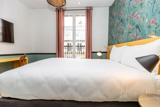 Room, Double Bed, Small, Vintage Paris Gare du Nord 6/10