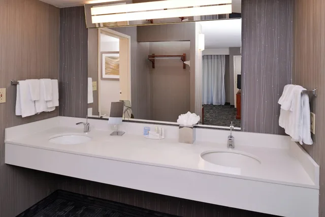 جناح بسرير كينج بشرفة بغرفة نوم واحدة مع أريكة، Courtyard by Marriott Charlotte Gastonia 2/3