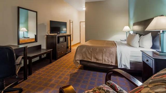 غرفة بسرير كينج، Red Lion Inn & Suites Blue Springs 1/5