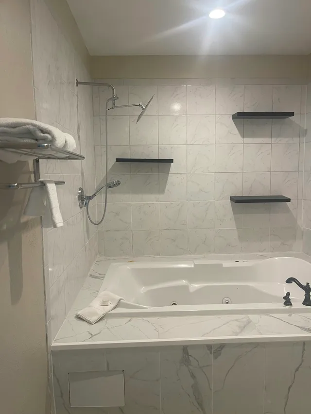 غرفة ديلوكس بسرير كينج بحوض جاكوزي، Red Roof Inn & Suites Hinesville 7/7