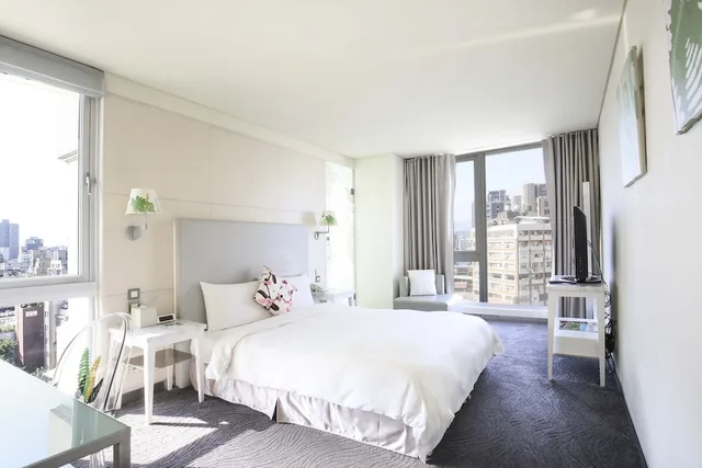 Deluxe Room with City View, Ambience Hotel 8/15
