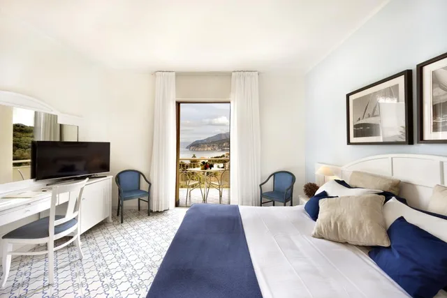 غرفة بسرير مزدوج بإطلالة على البحر بشرفة، Grand Hotel Vesuvio Sorrento 3/4