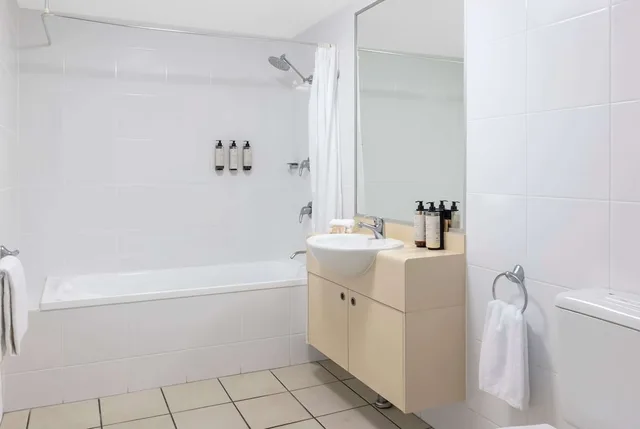 شقة بسرير كوين وسريرين منفصلين بإطلالة على البحر بغرفتي نوم، RAMADA BY WYNDHAM MARCOOLA BEACH 6/6