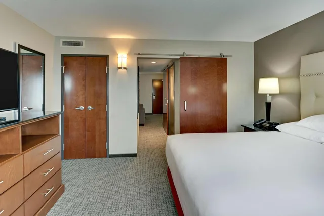 Deluxe, Suite, King Bed, Drury Plaza St Paul Downtown 2/4