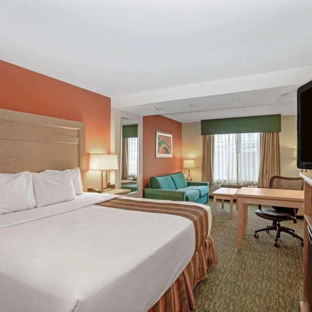 غرفة بسرير كوين لذوي الإعاقة، La Quinta Inn & Suites by Wyndham Grand Forks 1/2