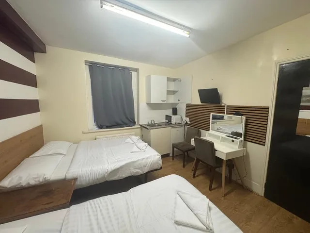 غرفة ثلاثية بسرير مزدوج وسرير فردي، Anwar House 3/10