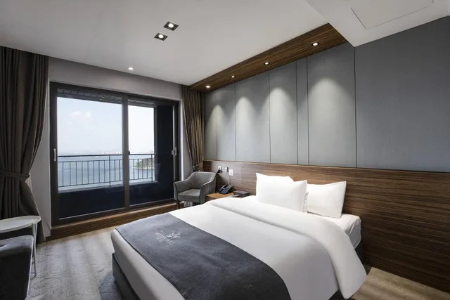 غرفة قياسية بسرير مزدوج بشرفة، Western Grace Hotel 2/10