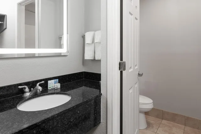 جناح بسرير كينج بمطبخ صغير، Baymont By Wyndham Indianapolis South 6/8