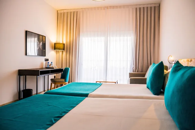 غرفة بريميوم بسريرين منفصلين بإطلالة على المرفأ بشرفة، Moon Hotel Spa 4/9