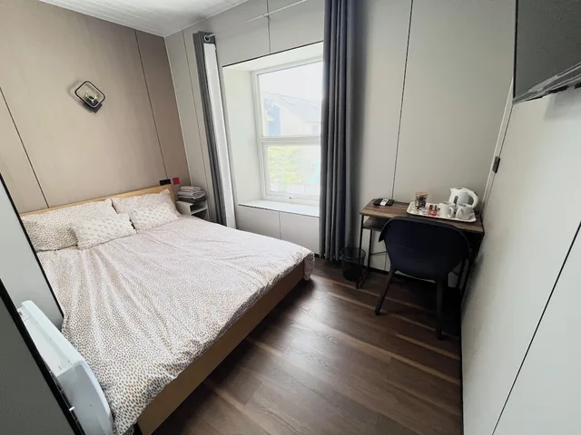 Compact Double Room، OYO Welsh Holiday Accommodation - Modern Stay 1/7