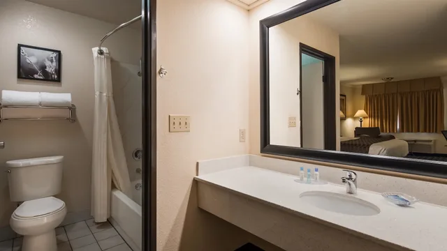 غرفة قياسية بسريرين كوين بحوض جاكوزي، Best Western Plus Inn Of Hayward 9/10