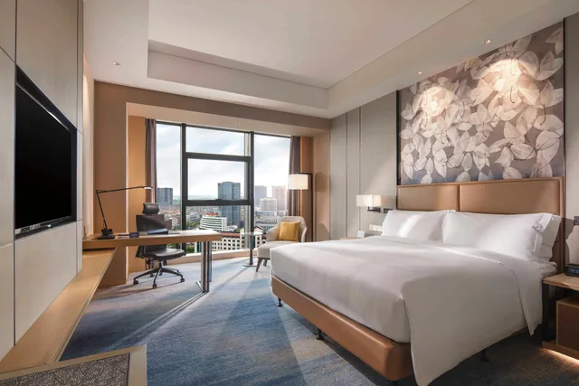 Guest Room, Deluxe, King Bed, Doubletree By Hilton Yangzhou 1/3