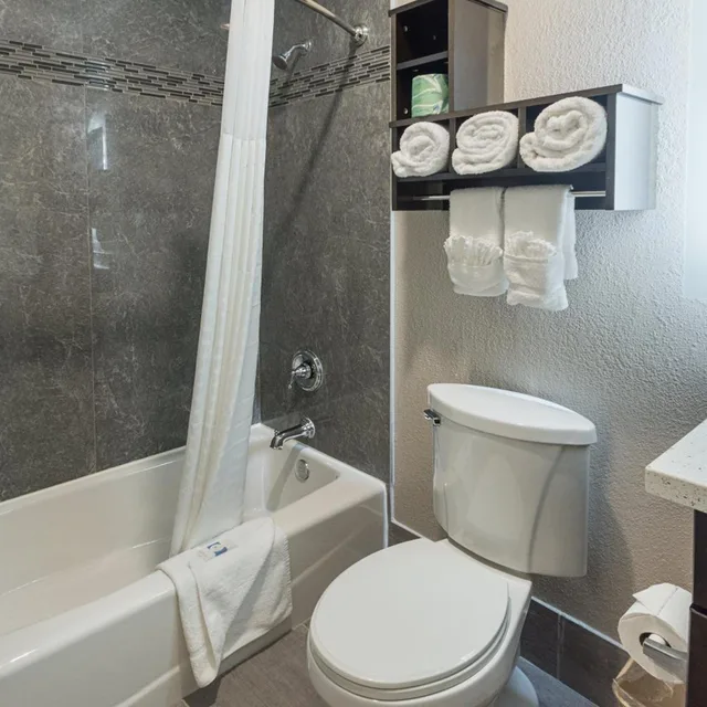 غرفة بسرير كينج للمدخنين، Econo Lodge Inn and Suites Houston NW-Cy-Fair 6/7