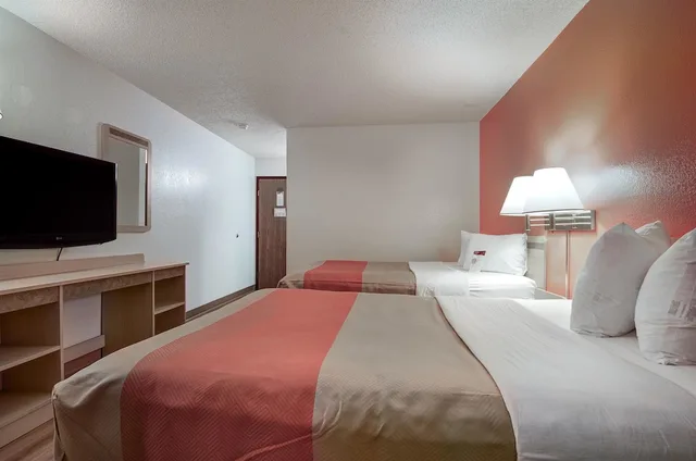 غرفة قياسية بسريرين كوين، Motel6 Colby, KS 2/5