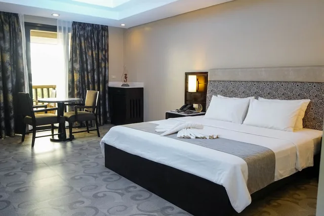 غرفة بريميوم بسرير كينج بإطلالة على المسبح بغرفة نوم واحدة، Coron Westown Resort 4/10