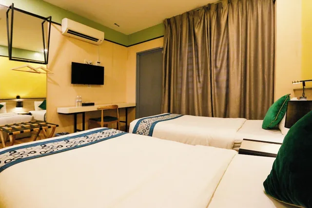 غرفة قياسية بسريرين منفصلين، Swing & Pillows at Golden Roof Hotel Seri Iskandar, Ipoh 4/5
