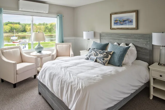 Carriage House, Queen Bed, Water View، Nonantum Resort 3/4