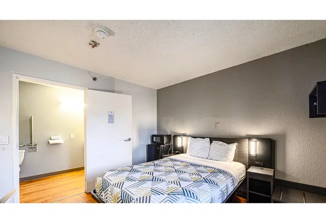 Suite, King Bed, Smoking, Motel6 Wethersfield, CT - Hartford 1/5