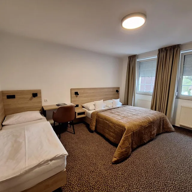 غرفة ثلاثية بسرير مزدوج، Hotel Avion 5/10