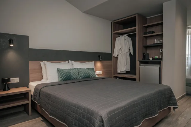 Deluxe, Queen Bed, Sofa, Elizabeth Queen Luxury Rooms 4/10