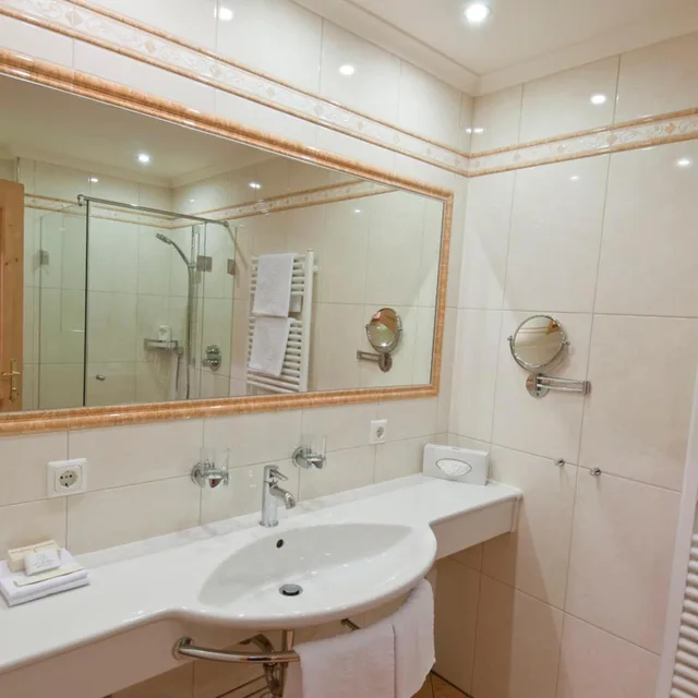 غرفة كلاسيكية بسرير مزدوج، HOTEL TIEFENBRUNNER 5/6