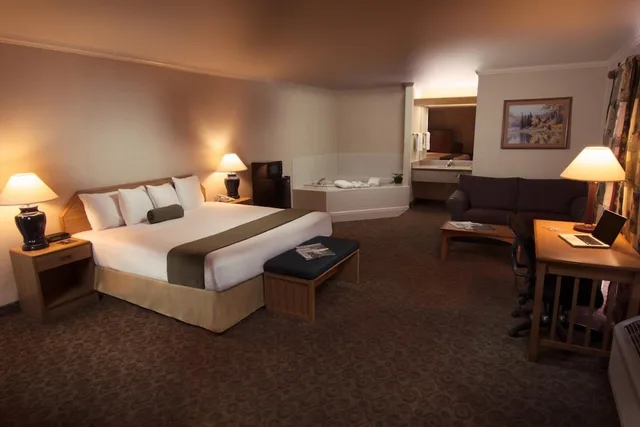 غرفة عائلية بسرير كينج وسرير بطابقين، The Redwood Riverwalk A Boutique Hotel 2/3