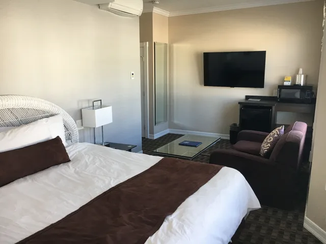 جناح بسرير كينج مع أريكة، Glenmore Plaza Hotel 2/3